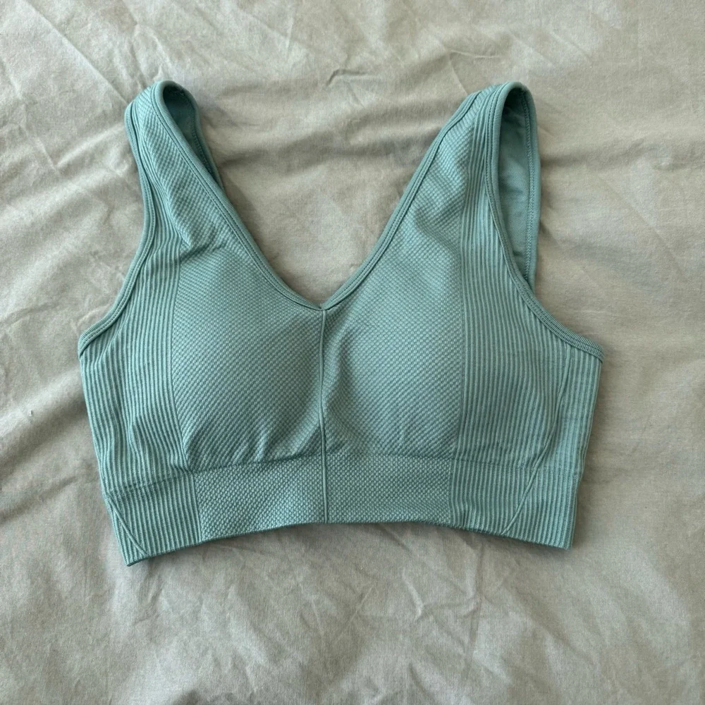 Amazon sports bra, fits like medium - Picture 1 of 3
